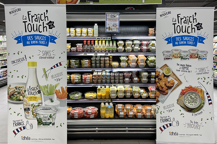La Fraich’Touch sauce en rayon de supermarché avec kakemono La Fraich'Touch sauce en rayon de supermarché avec kakemono
