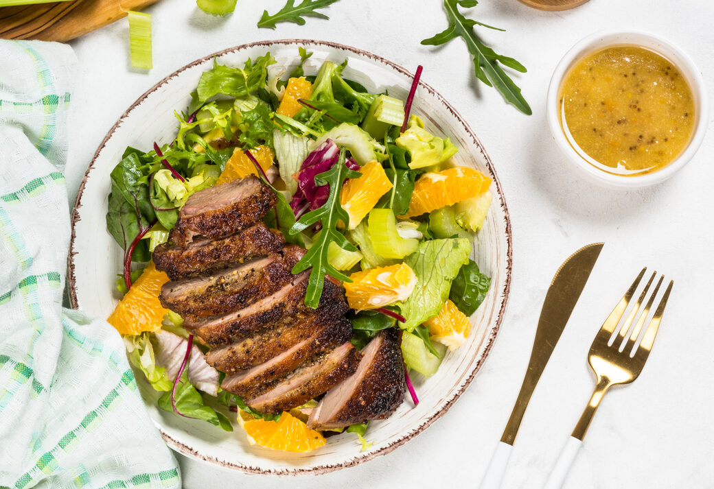 Salade, canard et sauce moutarde-miel Salade, canard et sauce moutarde-miel